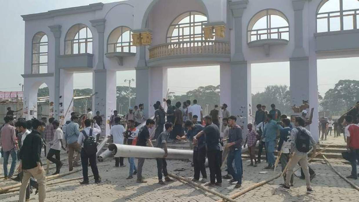 আন্দোলনরত শিক্ষার্থীরা এশিয়া আন্তর্জাতিক বাণিজ্য মেলার গেট ভাঙচুর করেন