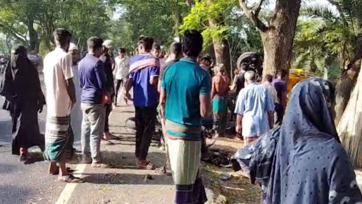 ঘটনাস্থলে স্থানীয় লোকজন