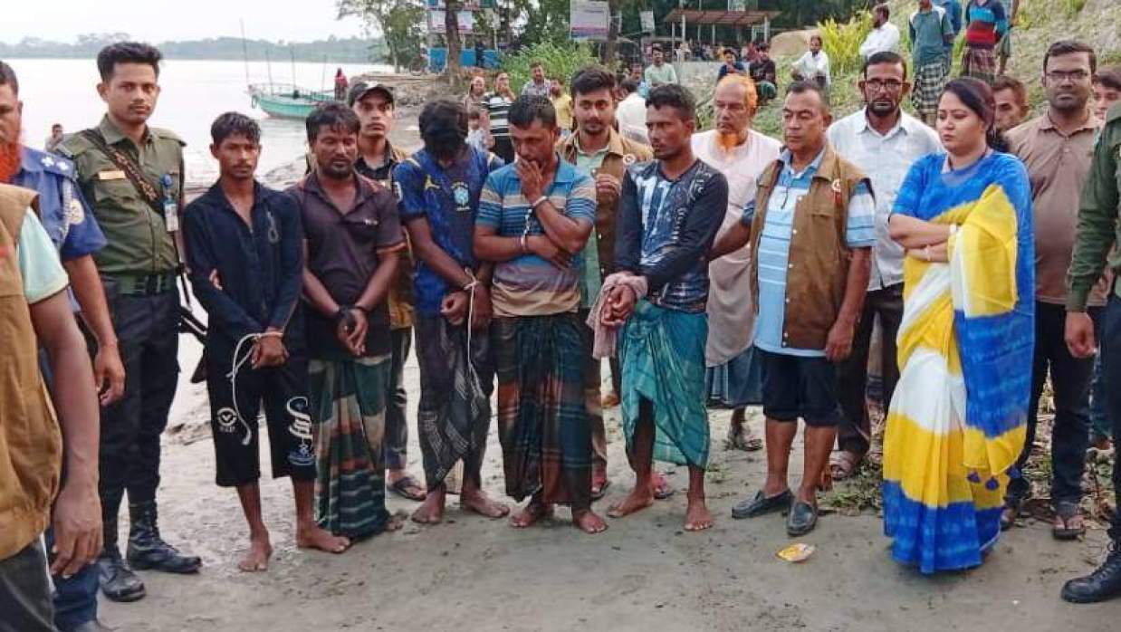 ভ্রাম্যমাণ আদালতের মাধ্যমে আটক পাঁচ জেলেকে বিভিন্ন মেয়াদে বিনাশ্রম কারাদণ্ড দেওয়া হয়