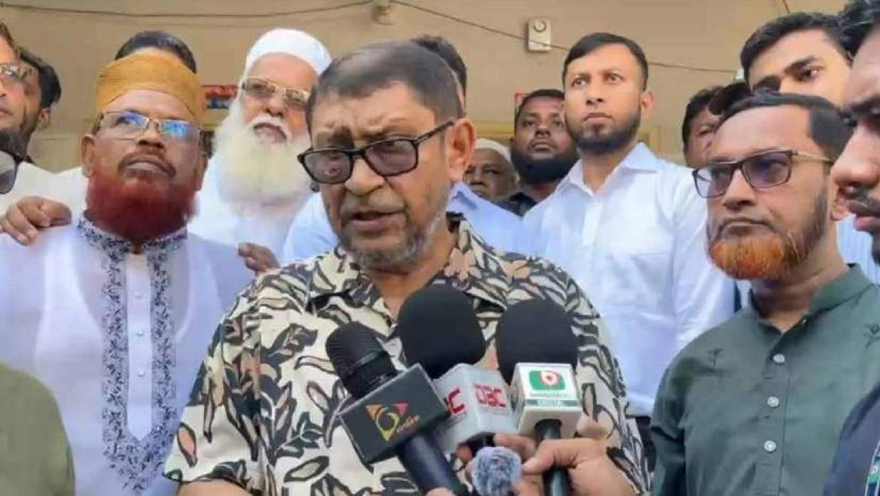 হাসপাতাল পরিদর্শন শেষে গণমাধ্যমকর্মীদের সঙ্গে কথা বলেন স্বাস্থ্যমন্ত্রী সর্দার মোহাম্মদ সাখাওয়াত হোসেন