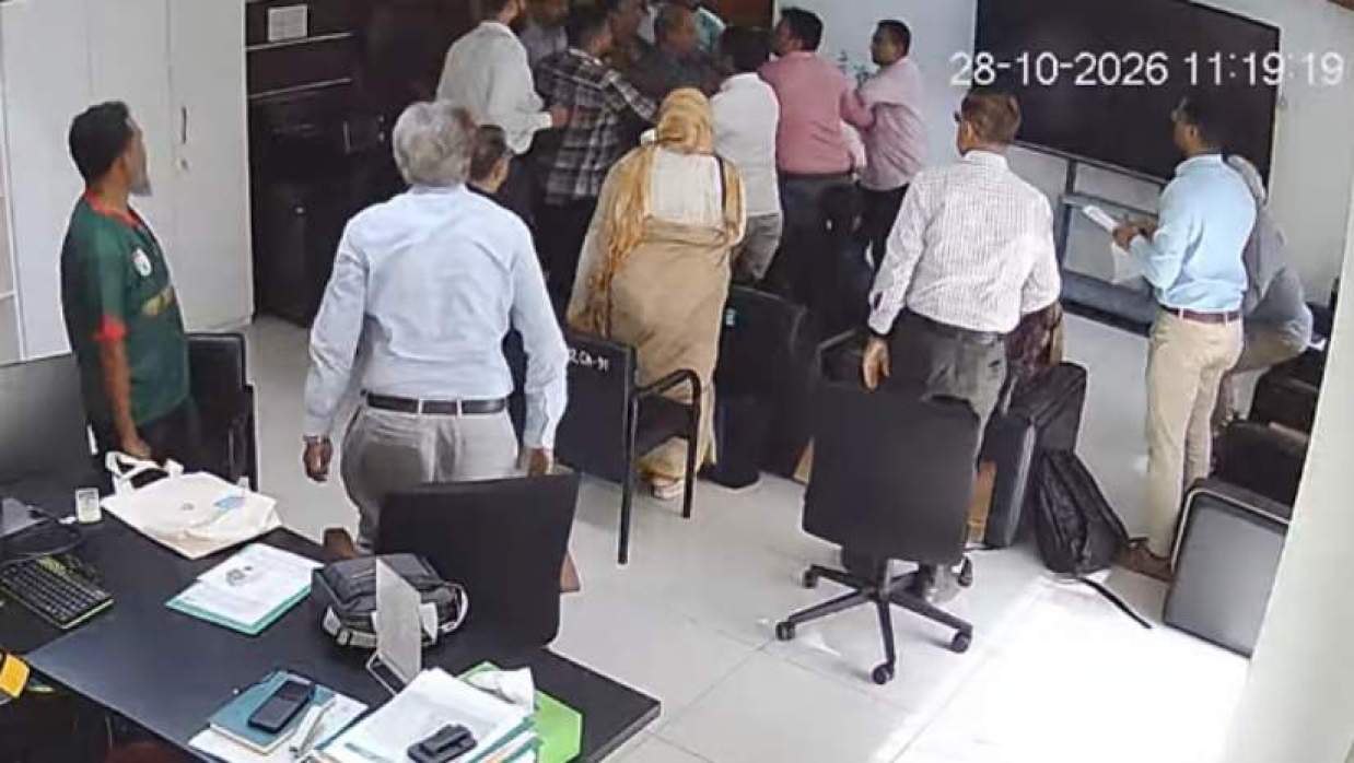 আইইডিসিআর পরিচালকের কার্যালয়ে ঢুকে মারধর