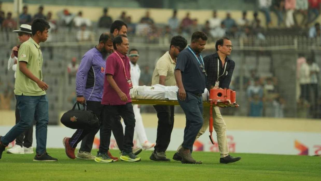 স্ট্রেচারে মাঠ ছাড়ছেন তাওহীদ হৃদয়