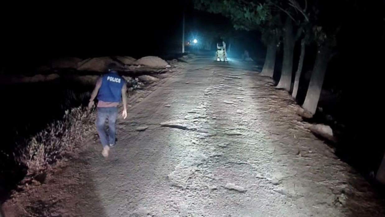 সড়কে ব্যারিকেড দিয়ে সোর্সের যোগসাজশে ইয়াবা লুঠ করার ঘটনায় ৩ পুলিশ ক্লোজড