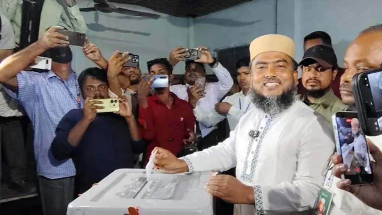 ভোট দিয়েছেন জামায়াতের প্রার্থী দেলাওয়ার হোসেন