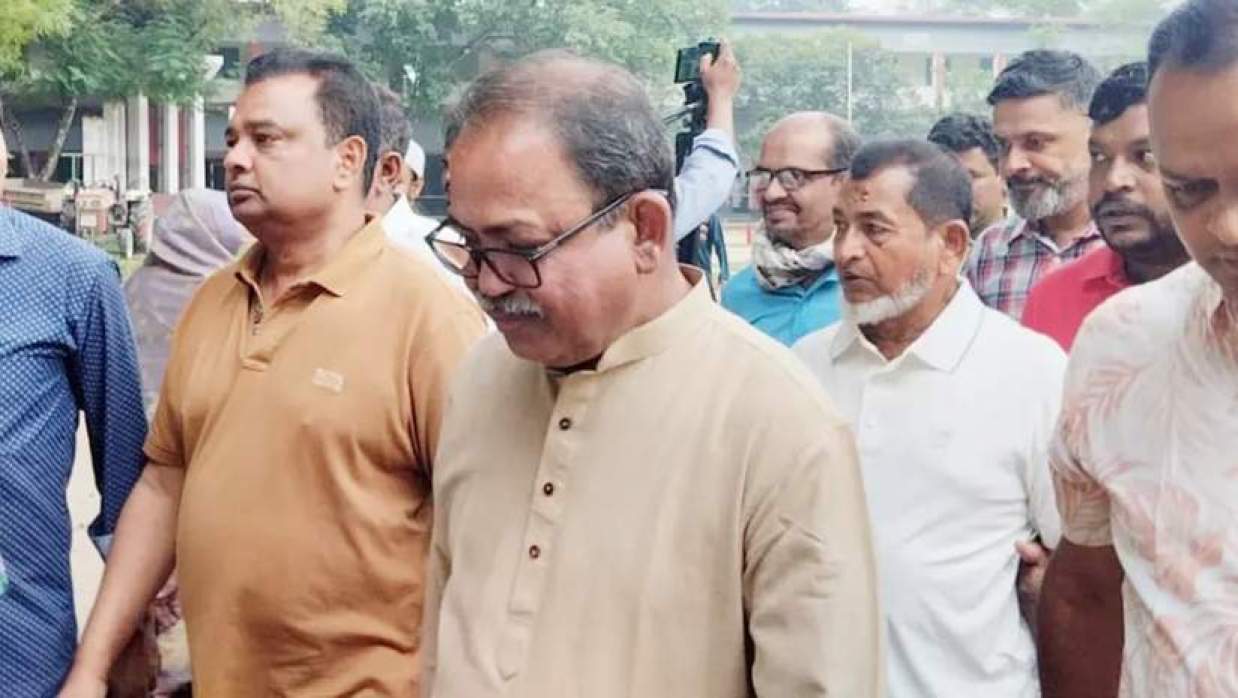 ভোট দিয়েছেন বিএনপির মনোনীত প্রার্থী মির্জা ফয়সল আমীন