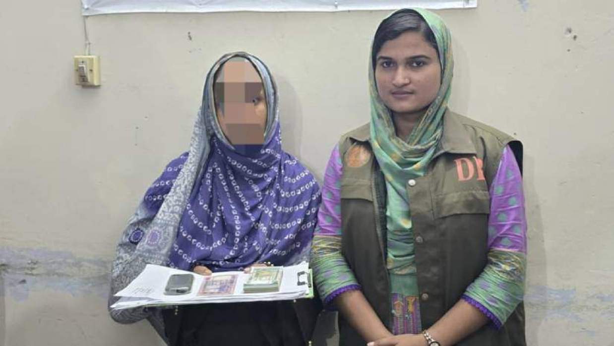 জাল নোটসহ গ্রেপ্তার হাসি আক্তার (বাঁয়ে)
