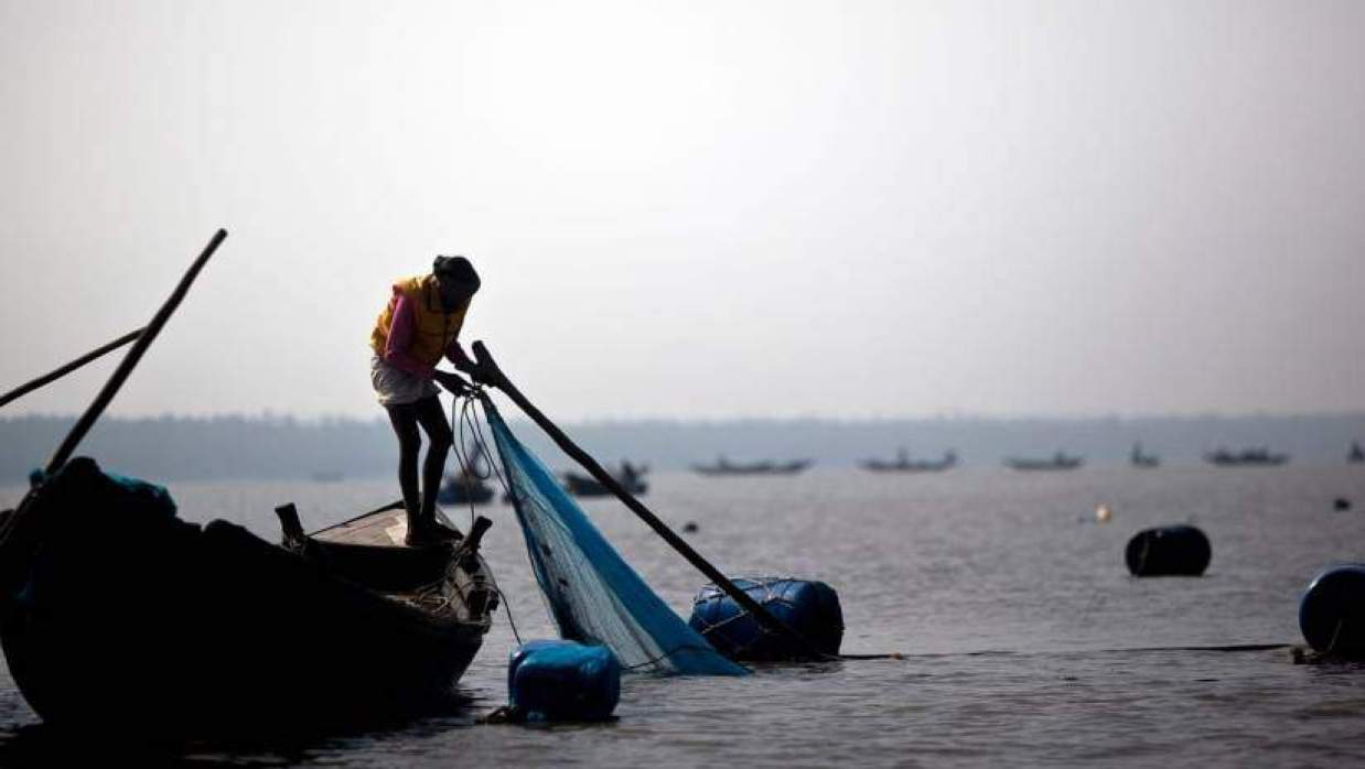 সাগরে মাছ ধরছেন এক জেলে