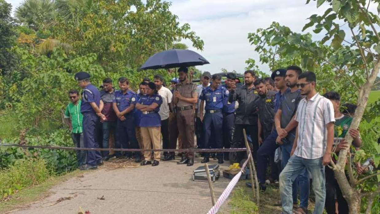 ঘটনাস্থনে পুলিশ ও স্থানীয় লোকজন
