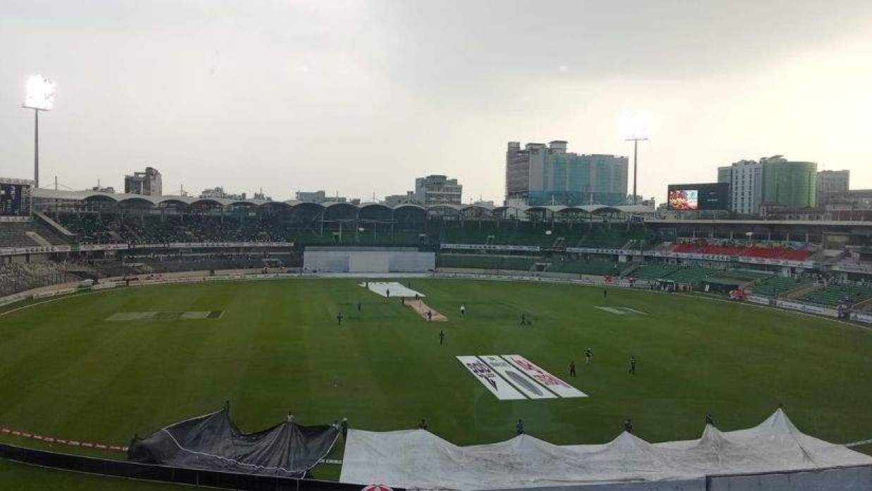 মিরপুর স্টিডিয়ামে আলোকস্বল্পতায় খেলা বন্ধ