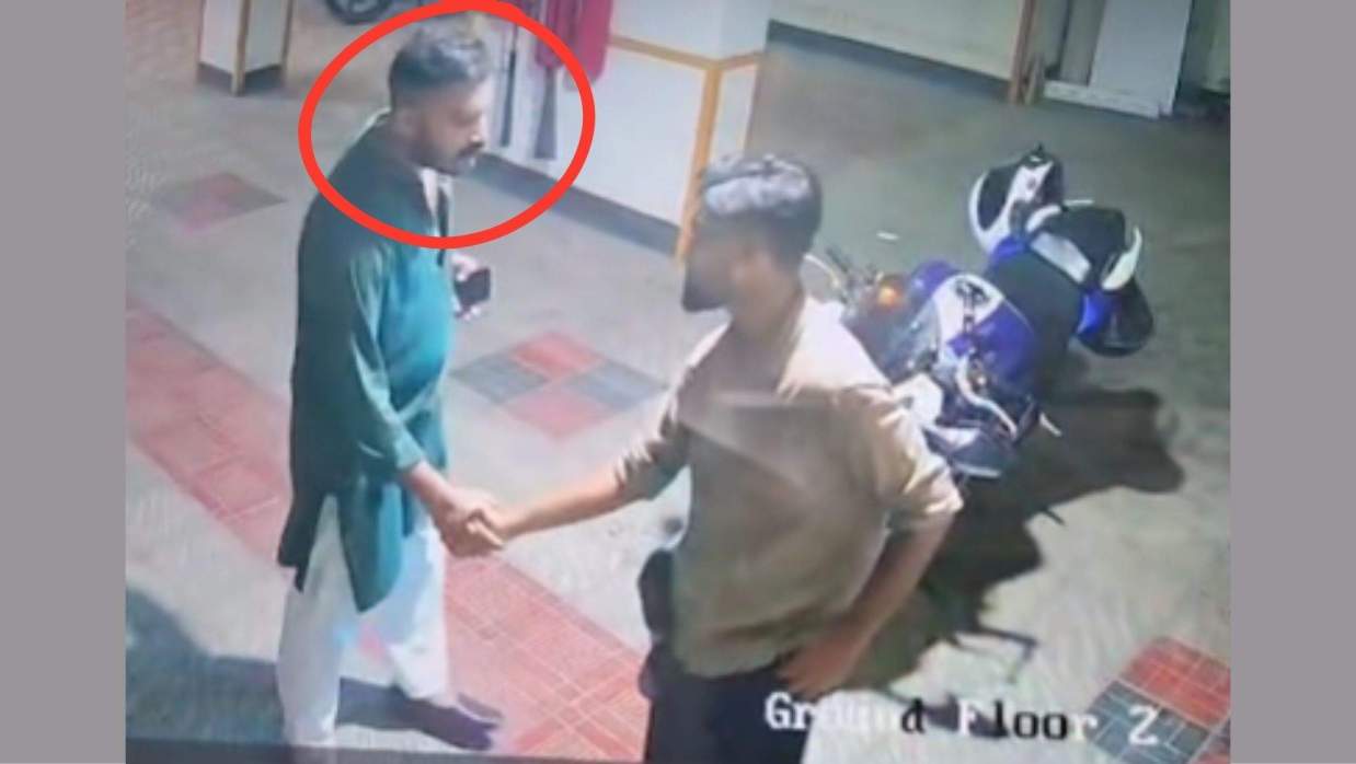 সবুজ পাঞ্জাবি পরিহিত তাহসিফ অন্য একজনের সঙ্গে সাক্ষাৎ