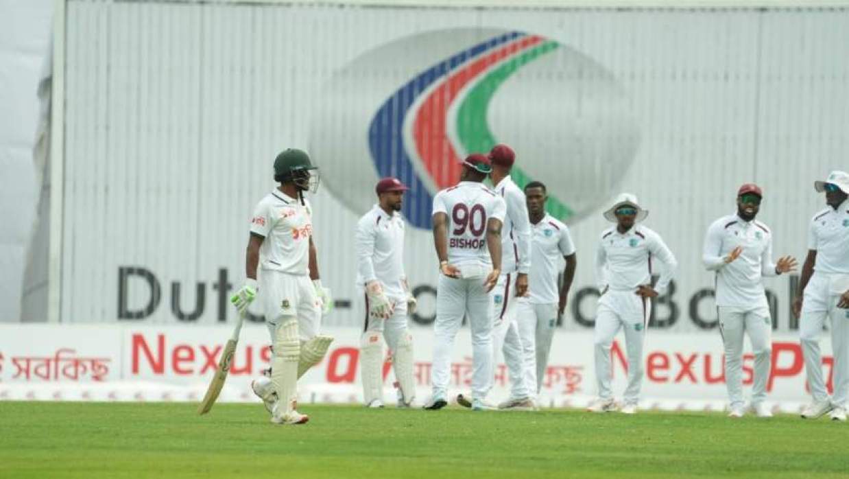 আলোকস্বল্পতায় আগে ভাগেই শেষ ৩য় দিনের খেলা 