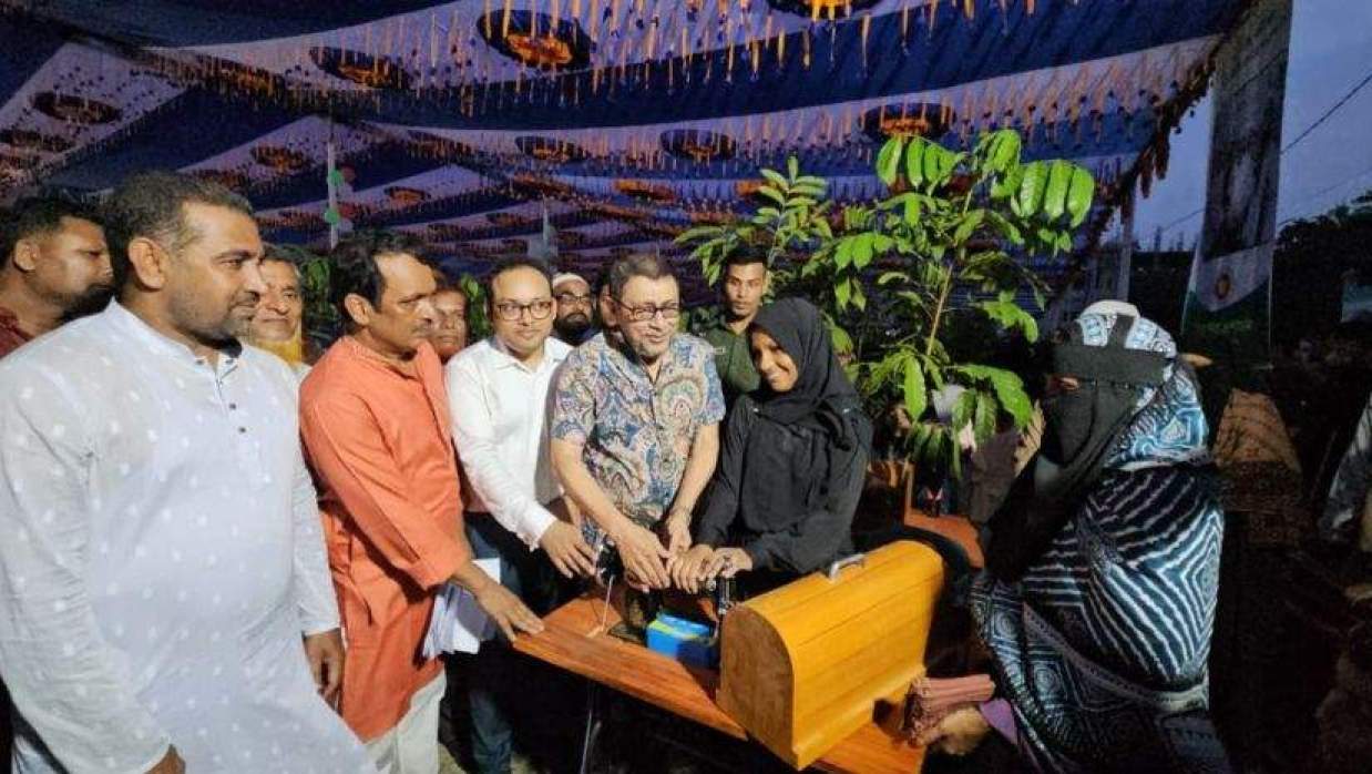 সেলাই মেশিন ও গাছের চারা বিতরণে স্বাস্থ্যমন্ত্রী