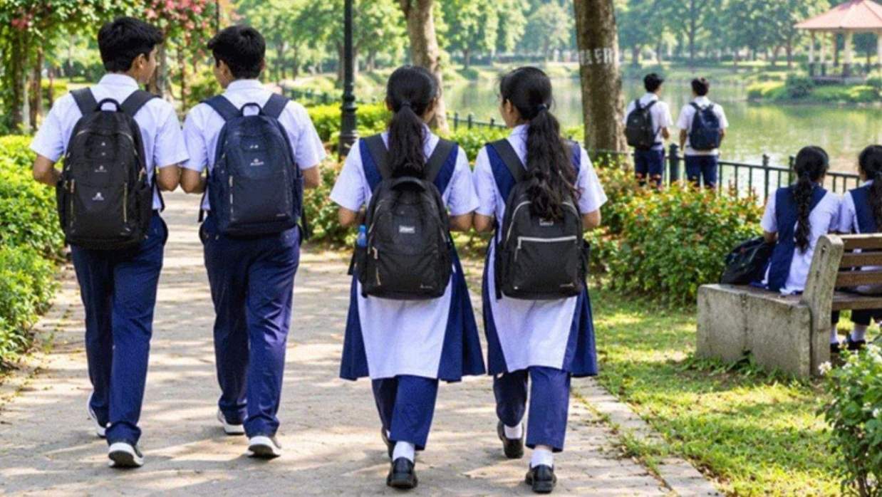 ক্লাস ফাঁকি দিয়ে ঘোরাঘুরি করার সময় আটক শিক্ষার্থীরা