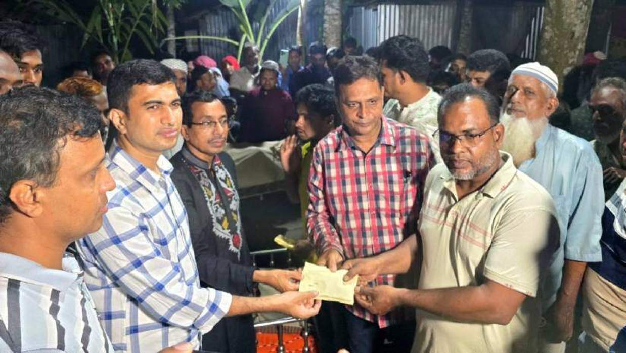 নিহতদের পরিবারের হাতে আর্থিক অনুদানের অর্থ তুলে দেন জেলা প্রশাসক আমিনুল ইসলাম। শুক্রবার রাতে পাবনা সদর উপজেলার মালঞ্চি ইউনিয়নের নলমুড়া গ্রামে