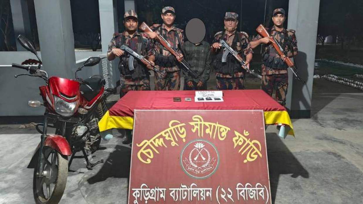 চোরাই মালামালসহ আটক ব্যক্তি (মাঝে)