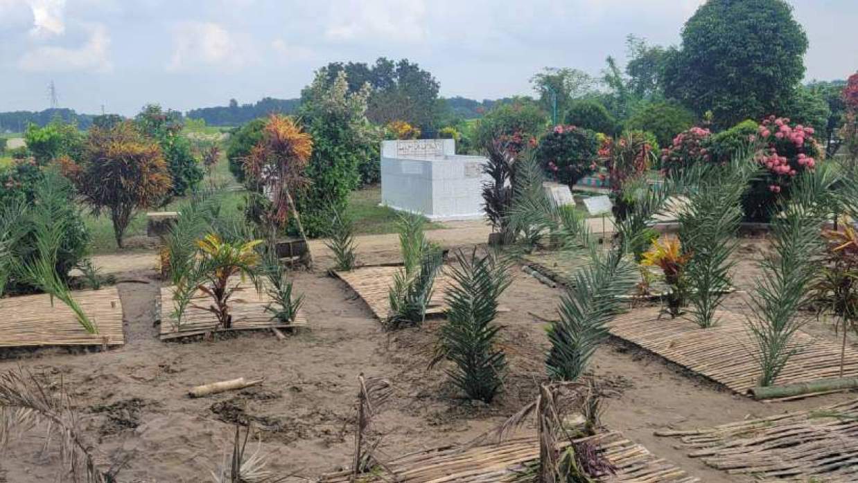জানাজা শেষে নিহতদের দাফন করা হয়। শনিবার পাবনার মহাদেবপুর কবরস্থানে