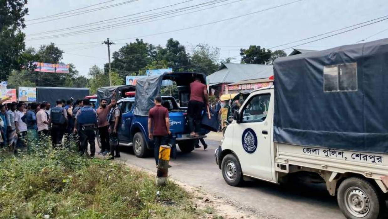 ঘটনাস্থলে পুলিশ সদস্যরা