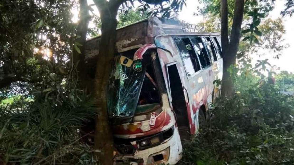 ১১ দলীয় ঐক্যের লংমার্চগামী বাস 