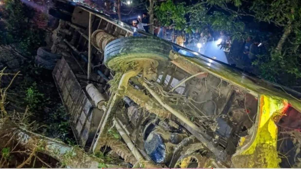 দুর্ঘটনাকবলিত বাস