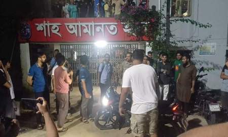 প্রাধ্যক্ষসহ ৪ শিক্ষার্থীর বিরুদ্ধে মামলার জেরে গভীর রাতে চবির হলে তালা