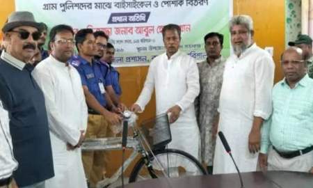 বরিশালে গ্রাম পুলিশ সদস্যরা পেলেন বাইসাইকেল ও পোশাক