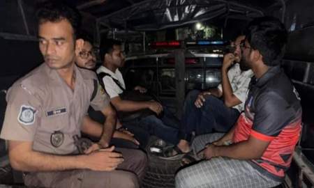গভীর রাতে ঢাবিতে বিসিএসের গেজেটবঞ্চিতদের অনশন থেকে ছাত্রলীগের ৪ নেতাকর্মী আটক