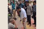 ফুটপাতে এক ব্যক্তিকে মারধর ও কান ধরে ওঠবসের ভিডিও ভাইরাল, ন…