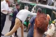 ব্যস্ত রাস্তায় সিএনজি চালকের সঙ্গে বিদেশির মারামারি, ভিডিও …