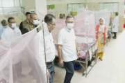 হাসপাতাল পরিদর্শন করছিলেন প্রধানমন্ত্রী, কক্ষে বসে ধূমপান ক…