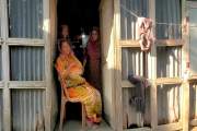 ফ্যামিলি কার্ডের তথ্য সংগ্রহকারী পরিচয়ে বিধবার কানের দুল নি…