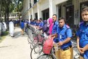 বরিশালে গ্রাম পুলিশ সদস্যরা পেলেন বাইসাইকেল ও পোশাক