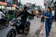 ১১৭ ফোন উদ্ধার ডিবির, আইএমইআই মিলিয়ে নিতে পারবেন আপনার হারা…
