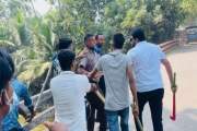 গোপালগঞ্জে পুলিশের গাড়িতে অতর্কিত হামলা নিষিদ্ধ ঘোষিত ছাত্র…