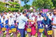 জাইমা রহমানের জন্মদিনে ৫৪৮ ছাত্রীকে গোলাপি রঙের বাইসাইকেল উ…
