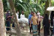 দুর্গন্ধের উৎস খুঁজতে পাওয়া গেল প্রতিষ্ঠিত ৪ সন্তানের মায়ের…