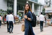 নিয়মিত এক কাধেঁ ব্যাগ নিচ্ছেন, যে সমস্যা হতে পারে শরীরে