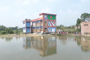 জলাবদ্ধতায় বাঁশের সাঁকো পেরিয়ে স্কুলে যায় শিক্ষার্থীরা, দুই…