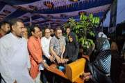 ৩০০ অসহায় নারী-জিপিএ ৫ প্রাপ্ত শিক্ষার্থীকে সেলাই মেশিন দিল…