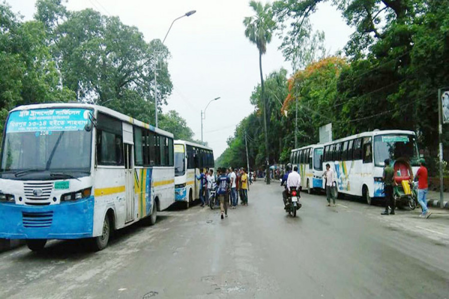 ঢাকা বিশ্ববিদ্যালয়ে আটককৃত ট্রাস্ট পরিবহনের বাস