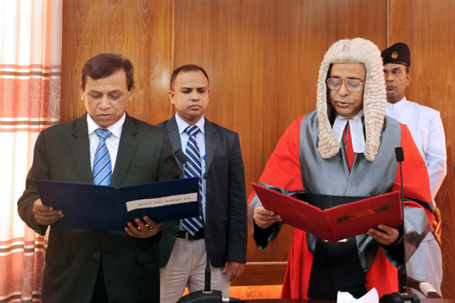 সুপ্রিম কোর্টের জাজেস লাউঞ্জে শপথ নেন
