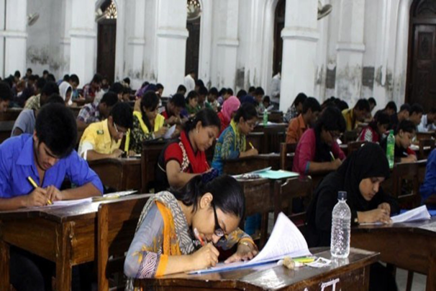 বিশ্ববিদ্যালয় ভর্তি পরীক্ষায় অংশগ্রহণরত শিক্ষার্থীরা