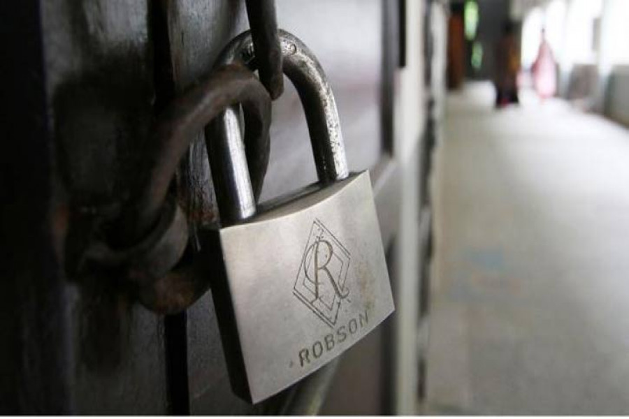 প্রধান শিক্ষকের কক্ষ তালাবদ্ধ 