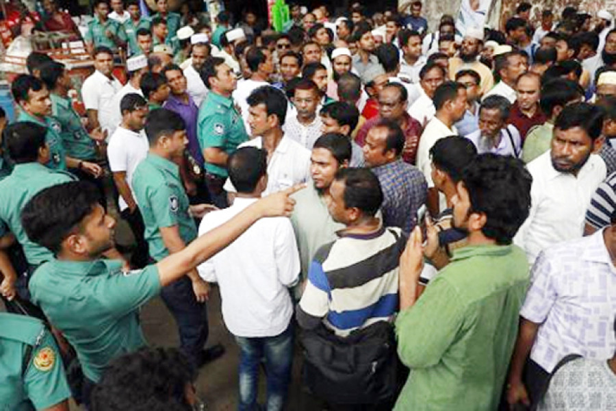 জাতীয় প্রেসক্লাবের সামনে নন-এমপিও শিক্ষকদের অবস্থান কর্মসূচিতে পুলিশের বাঁধা