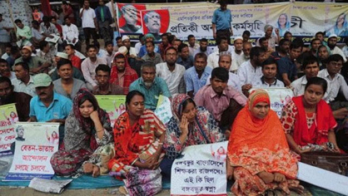 আন্দোলনরত শিক্ষকরা