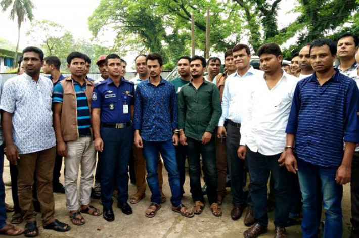চাঁদা চেয়ে আটক ছাত্রলীগের চার নেতা (হাতকড়া পরা)