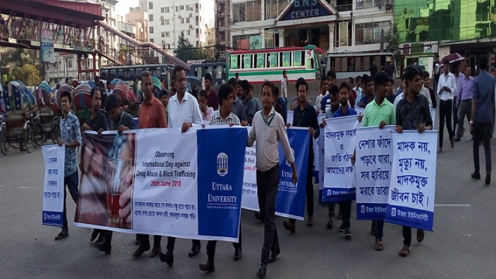 উত্তরা ইউনিভার্সিটির র‌্যালিতে  অংশ নেয়া শিক্ষক এবং ছাত্র-ছাত্রীবৃন্দ। 