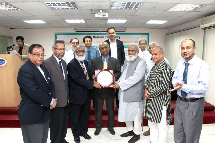 প্রধান অতিথি ড. সাদাত হোসেনকে ক্রেস্ট উপহার দিচ্ছেন ইস্টার্ন ইইউনিভার্সিটি  কর্তপক্ষ