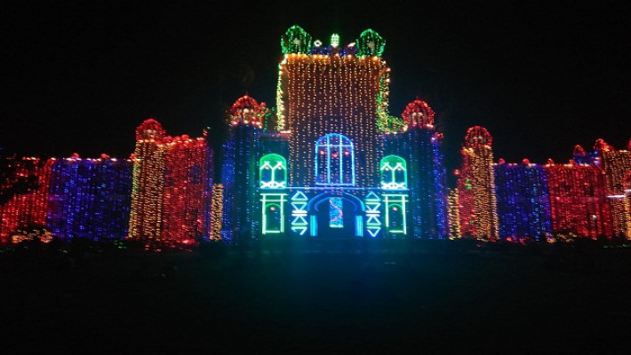 বর্ণিল সাজে সেজেছে কার্জন হল