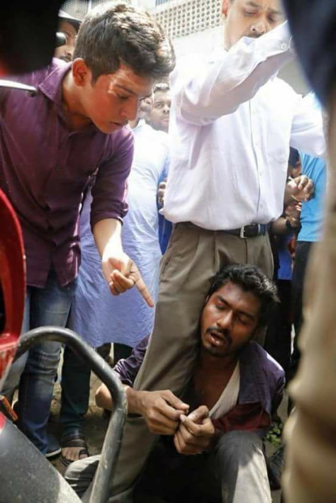 শিক্ষকের পা আকড়ে বাঁচার চেষ্টায় কোটা সংষ্কার আন্দোলনের নেতা নুরুল হক
