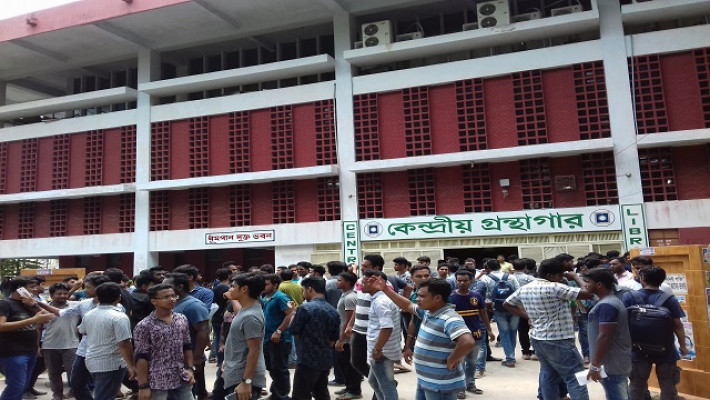 রাবির কেন্দ্রীয় গ্রন্থাগারের সামনে ছাত্রলীগের অবস্থান
